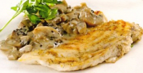 PIEPT DE PUI CU SOS DE CIUPERCI/GRILLED CHICKEN BREAST WITH MUSHROOMS SAUCE  300g