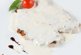 PIEPT DE PUI CU SOS GORGONZOLA/GRILLED CHICKEN BREAST WITH GORGONZOLA SAUCE AND  CHIPS POTATOES  300g/150g