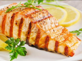 SOMON CU CIUPERCI SI SOS CALIFORNIA/                 FRIED SALMON WITH MUSHROOMS  AND CALIFORNIA SAUCE