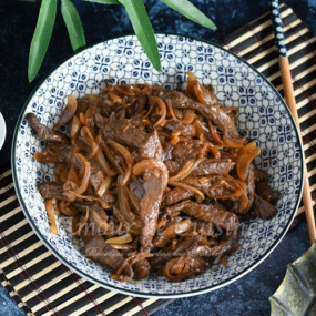 Boeuf aux oignons