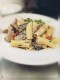 Straccetti di filetto di vitello, rigatoni cremosi di finferli (1,4)