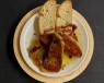 Foie a la planxa amb ceba caramelizada, fruits del bosc i torradetes